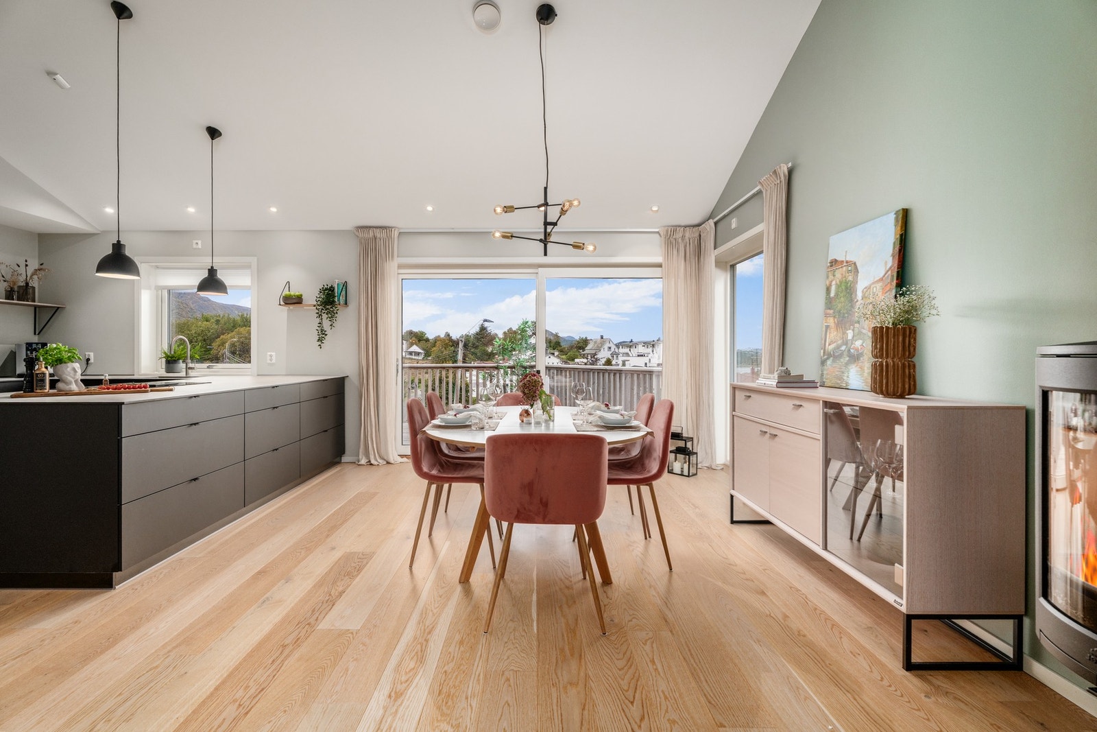 Det er åpen stue-/kjøkkenløsning i allrommet Galleribilde