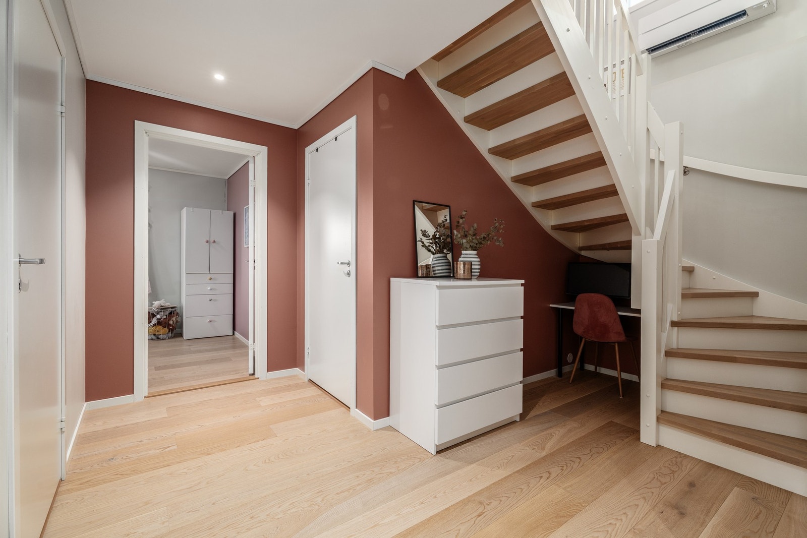 Varmepumpen er plassert i trappeoppgang for å holde jevn temperatur i hele boligen Galleribilde