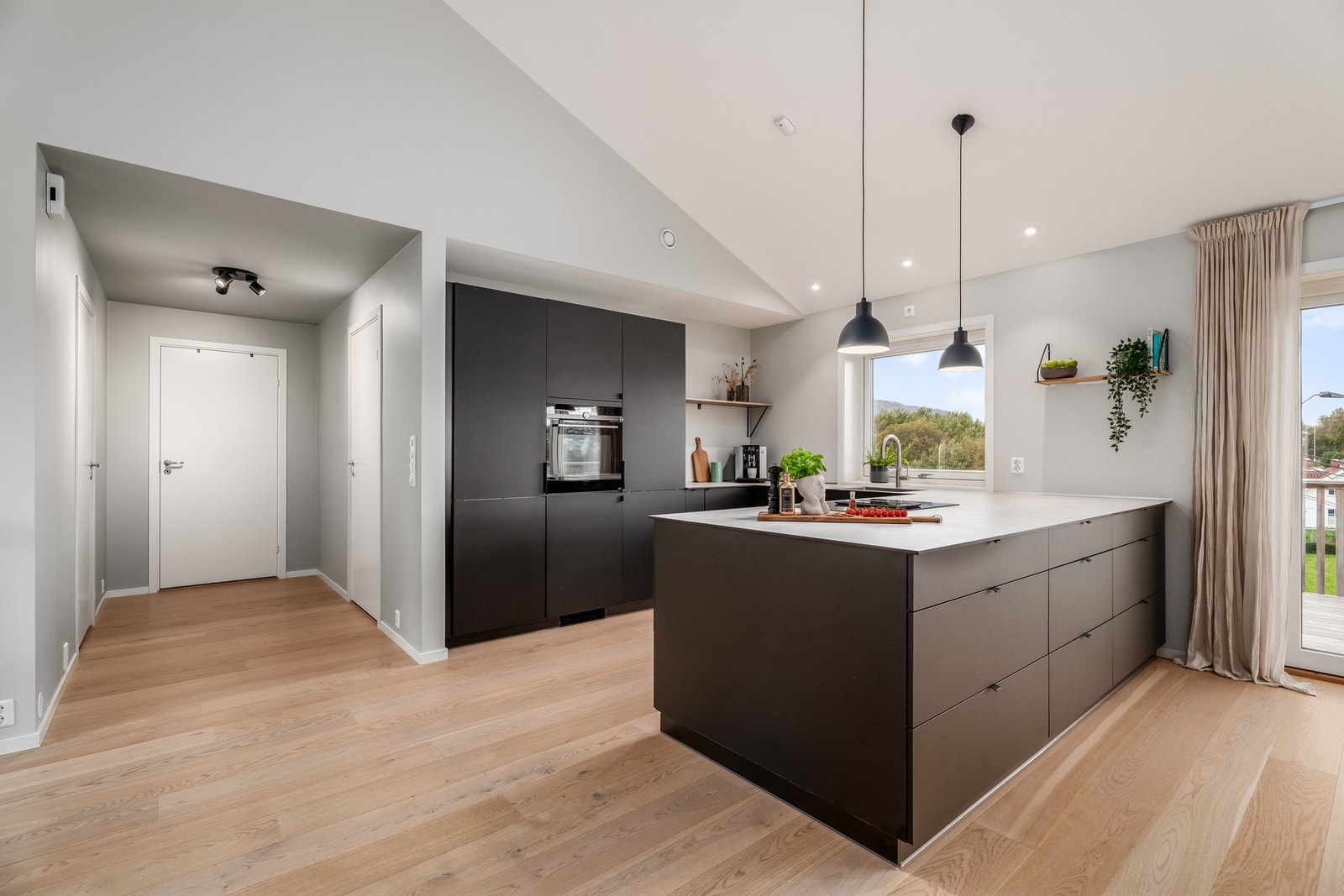 Et stort og flott kjøkken gjør matlagingen enklere Galleribilde