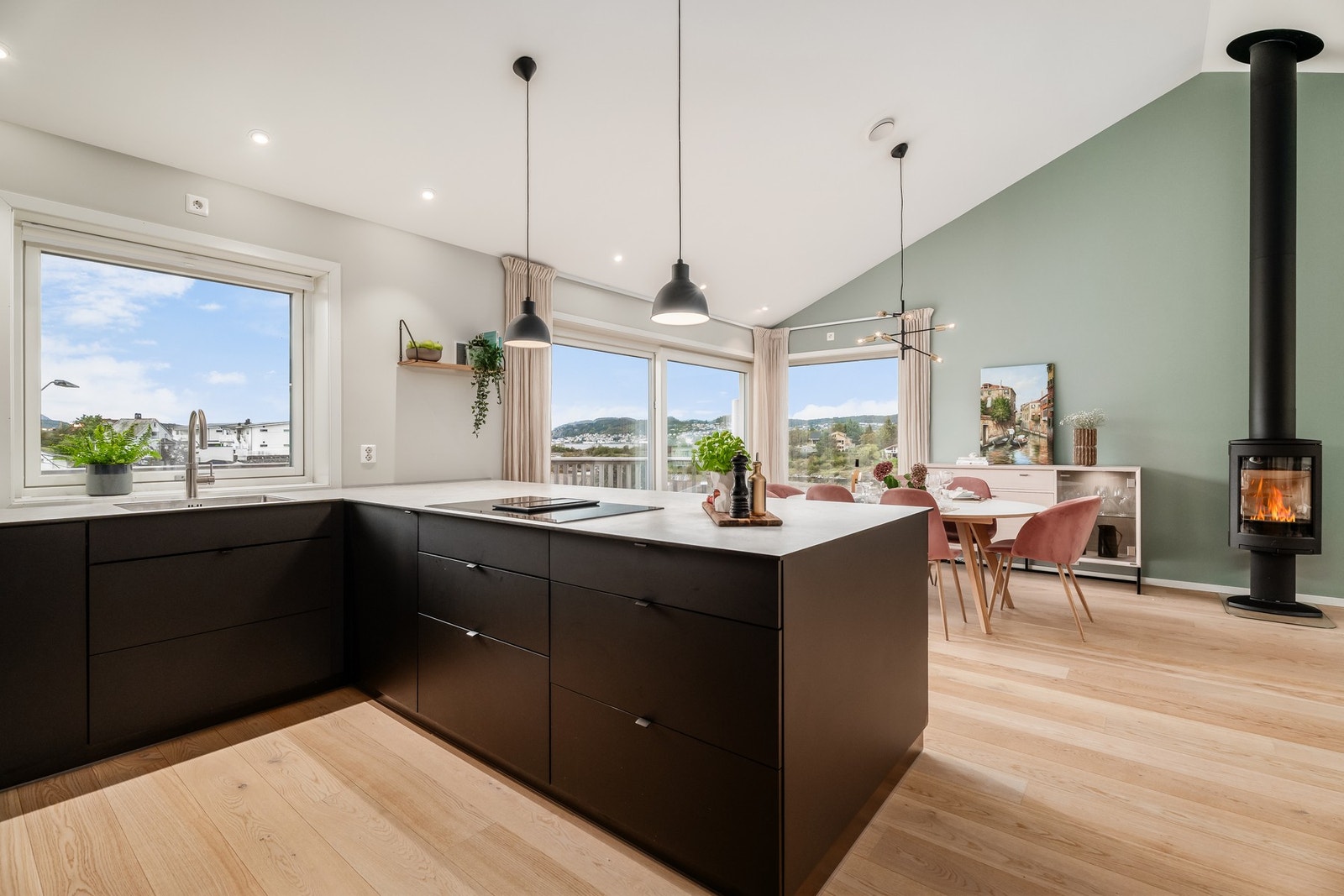 Kjøkkenøyen er den sosiale broen mellom kjøkkendel og spisedel Galleribilde