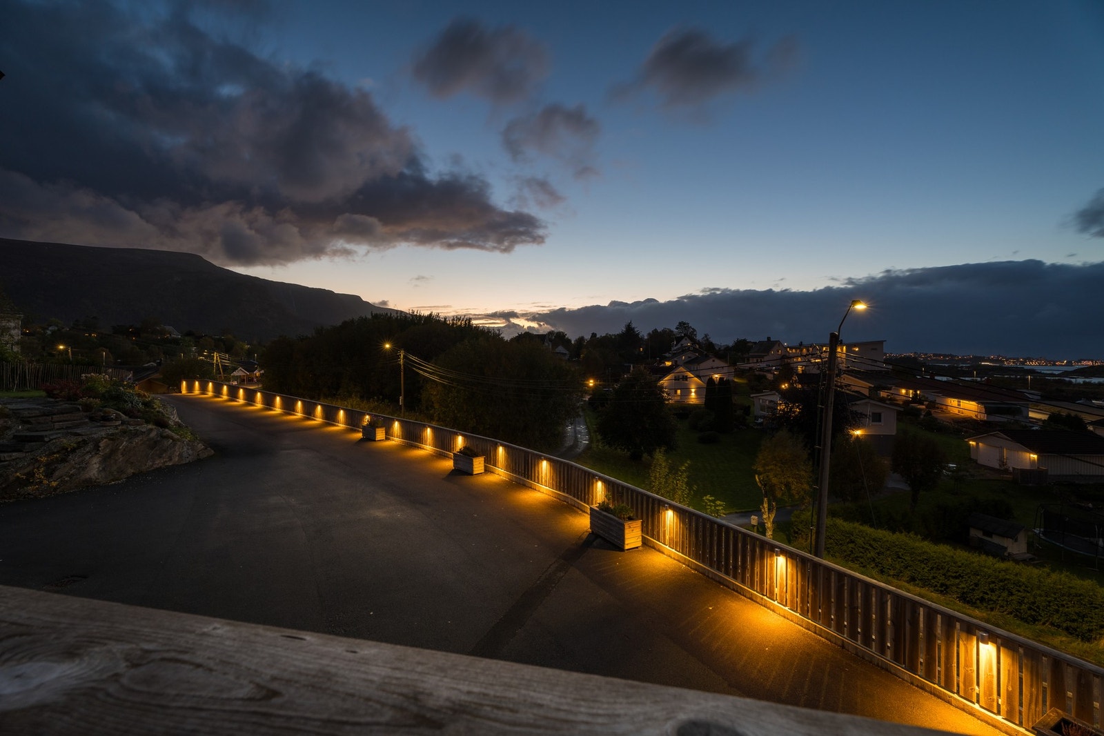 Den belyste oppkjørselen setter et eksklusivt preg på uteområdet Galleribilde