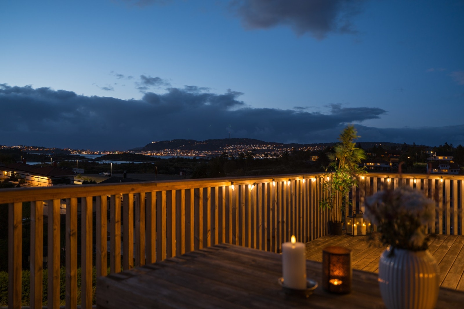 En stor og innholdsrik tomannsbolig på utsiktsplassering Galleribilde