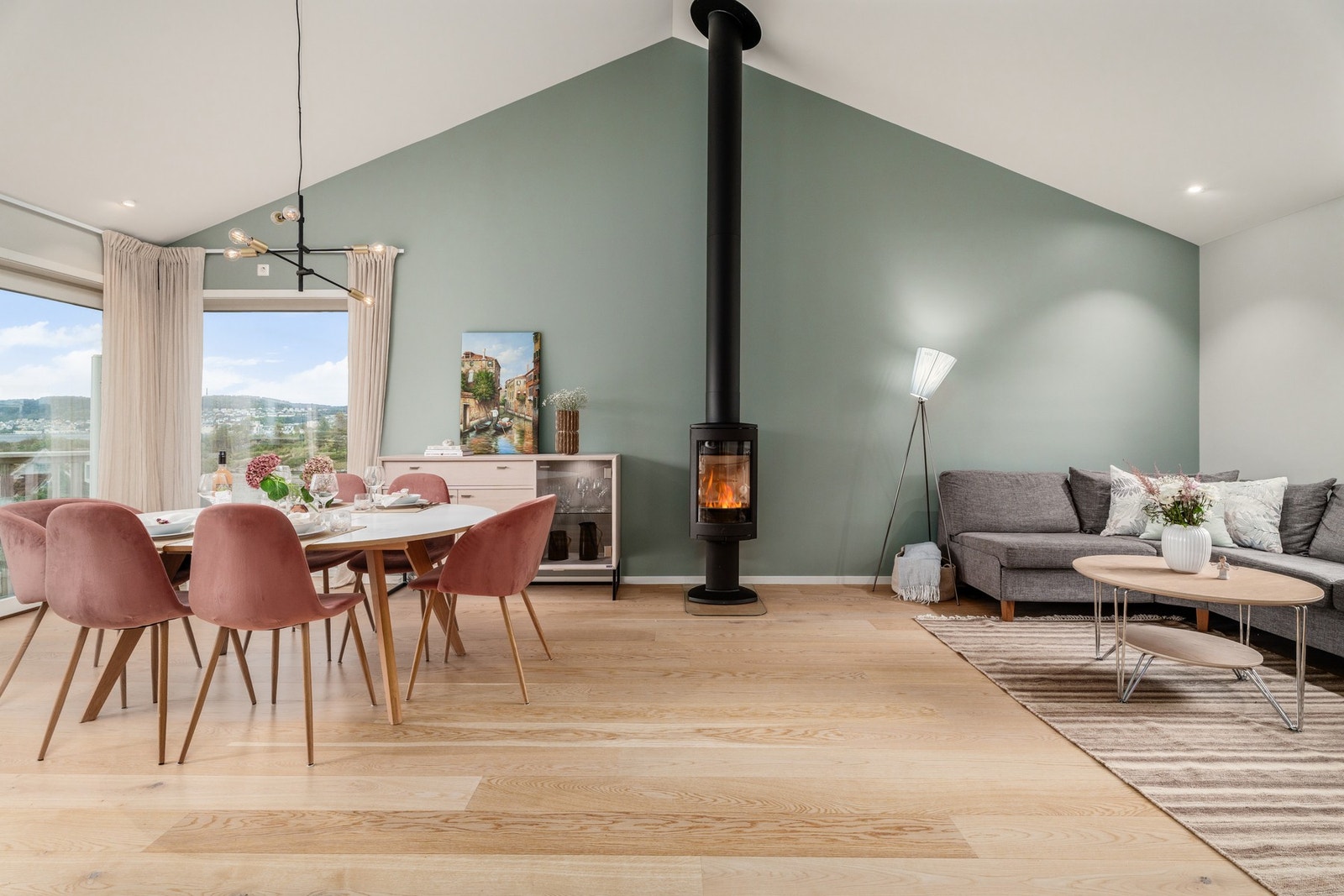 Boligen har et luftig allrom med ekstra god takhøyde Galleribilde