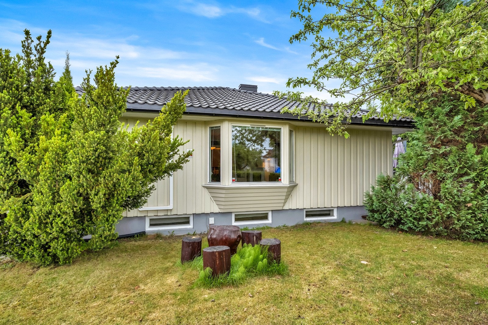 Pent opparbeidet og lettstelt hage i skjermede omgivelser Galleribilde