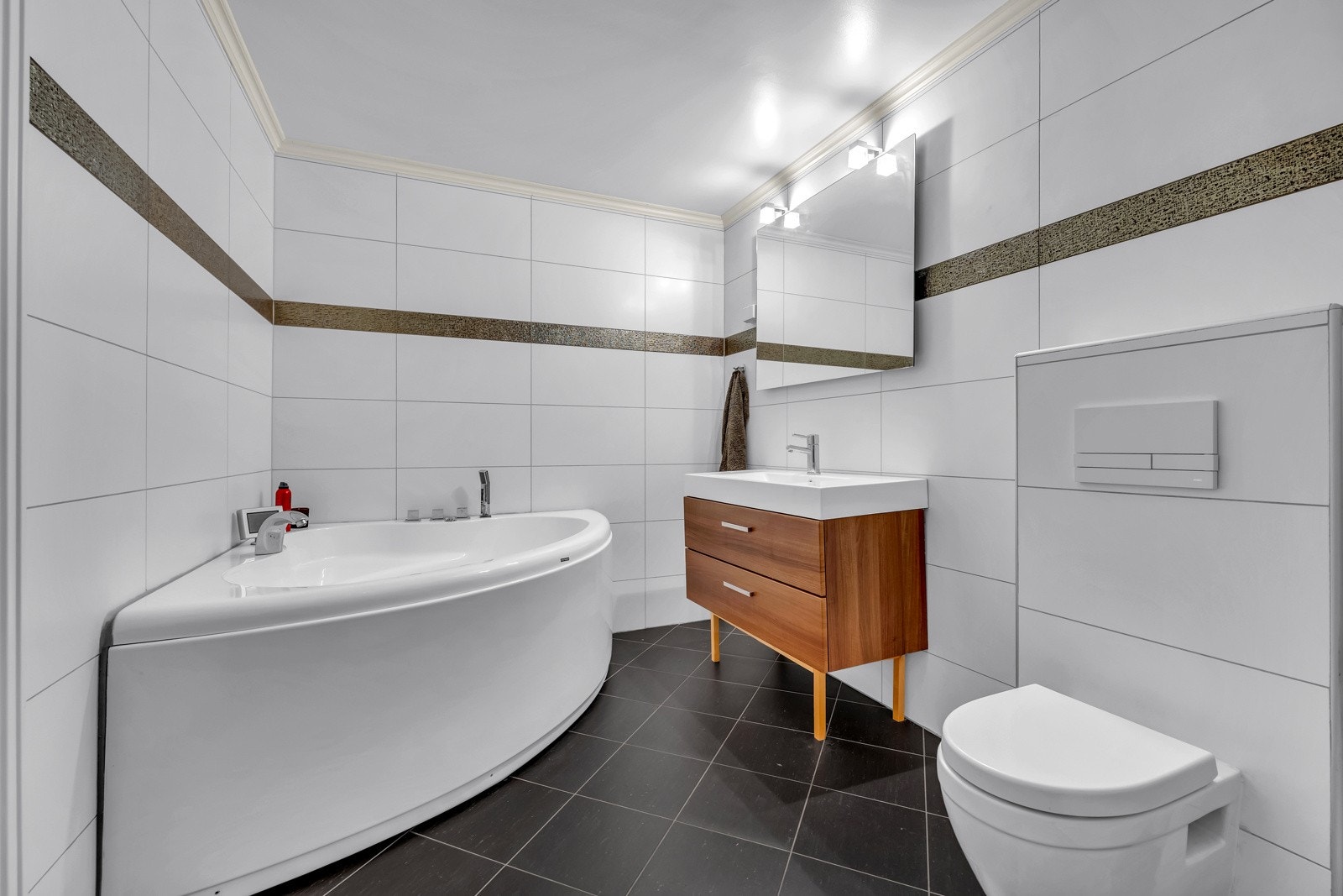 Badet fra 2015 har gulvvarme og et frittstående boblebadekar Galleribilde