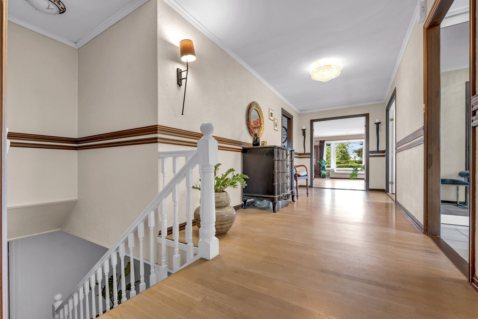 Fra inngangspartiet trer du inn i en innbydende gang i første etasje Galleribilde