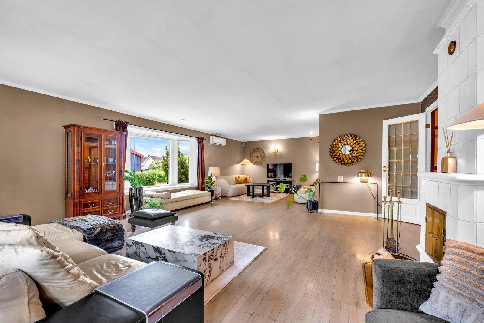 Stuen har både varmepumpe og kakkelovn - som sørger for et lunt og behagelig inneklima Galleribilde