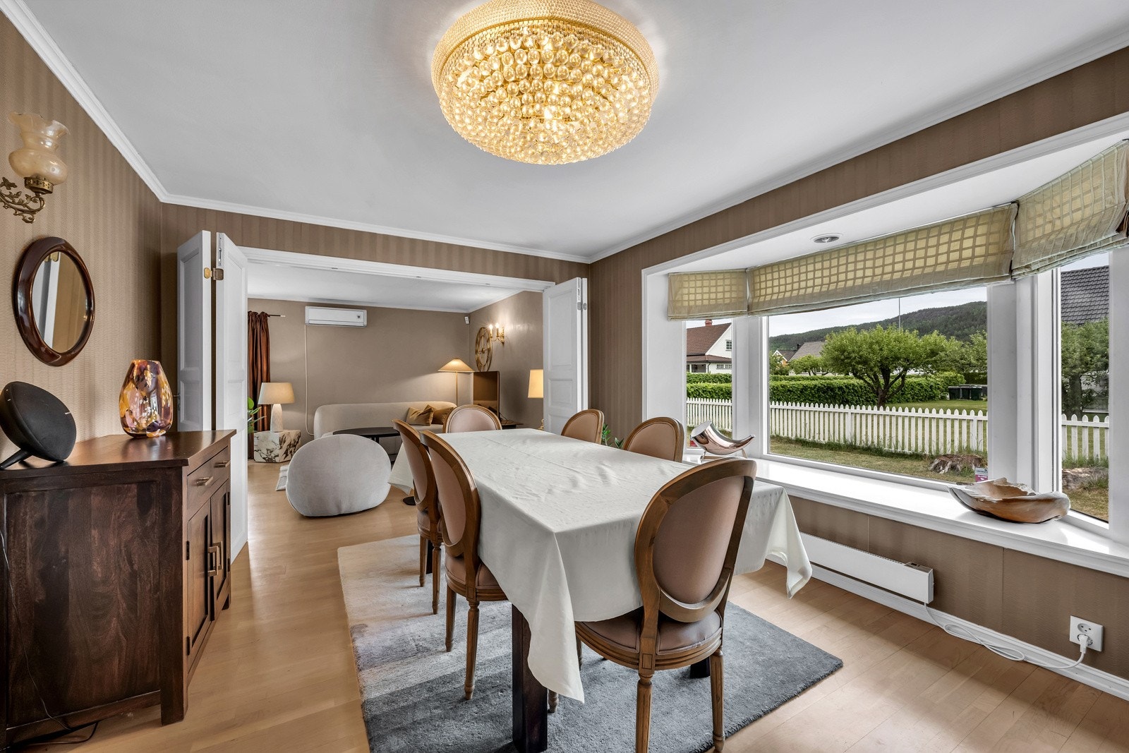Separat spisestue med god plass til langbord Galleribilde