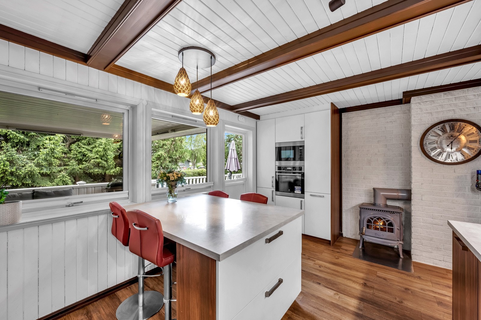 Det fine kjøkkenet har vedovn, integrert stekeovn og mikrobølgeovn, benkeplater i laminat, og Waterguard-system Galleribilde