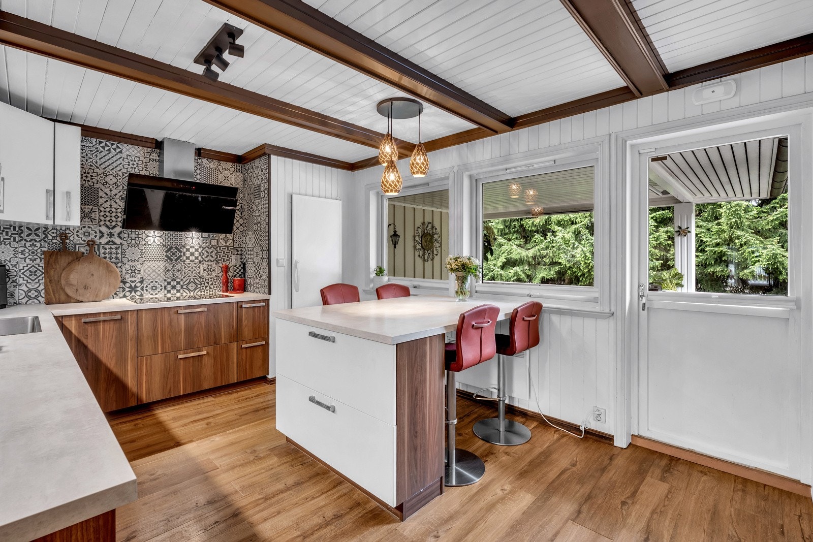 Moderne kjøkken med halvøy med sitteplasser Galleribilde