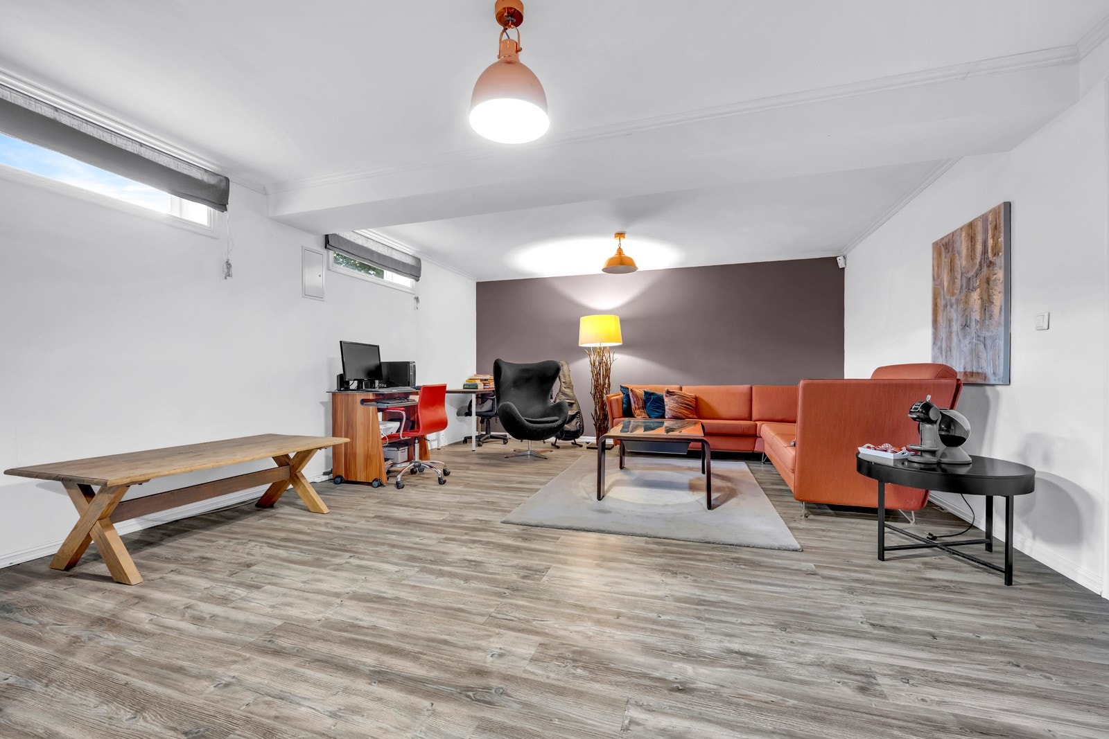 Stor stuekjeller med fleksible muligheter - perfekt som familie-/tv-stue, treningsrom eller hjemmekontor Galleribilde