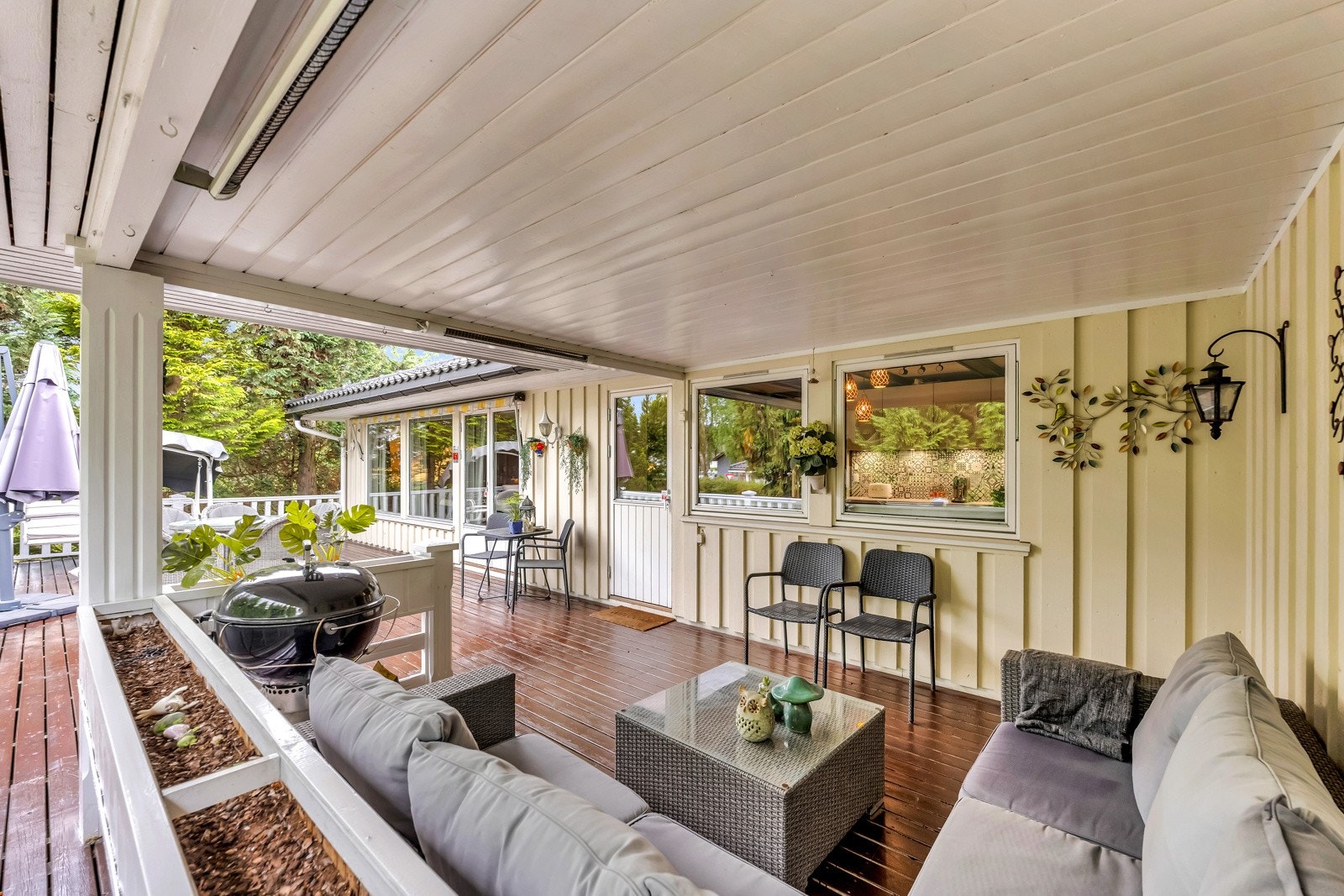 Terrassen er ideell for solfylte dager, sosiale grillinger og koselige samlinger Galleribilde