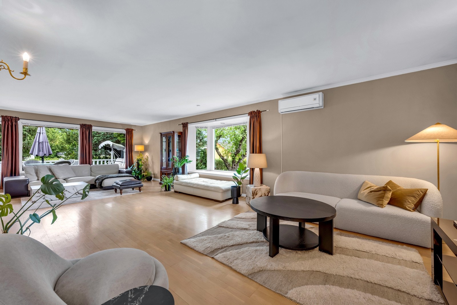 Stuen har en åpen og luftig utforming, med plass til både sofagruppe flere sittegrupper Galleribilde