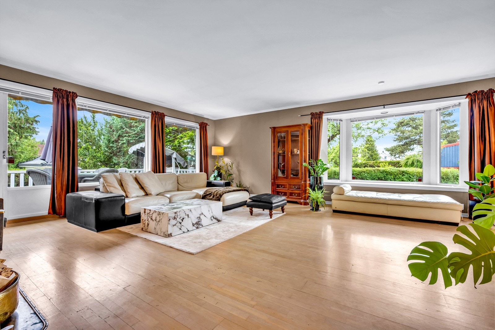 Store vindusflater gir stuen et flott lysinnslipp og en behagelig romfølelse Galleribilde