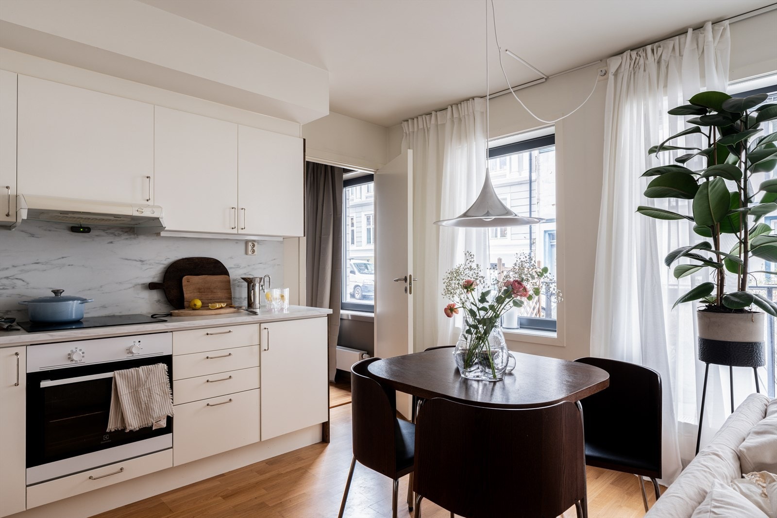 Innredningen er praktisk oppbygd med både over- og underskap, samt integrert belysning under overskap. Galleribilde