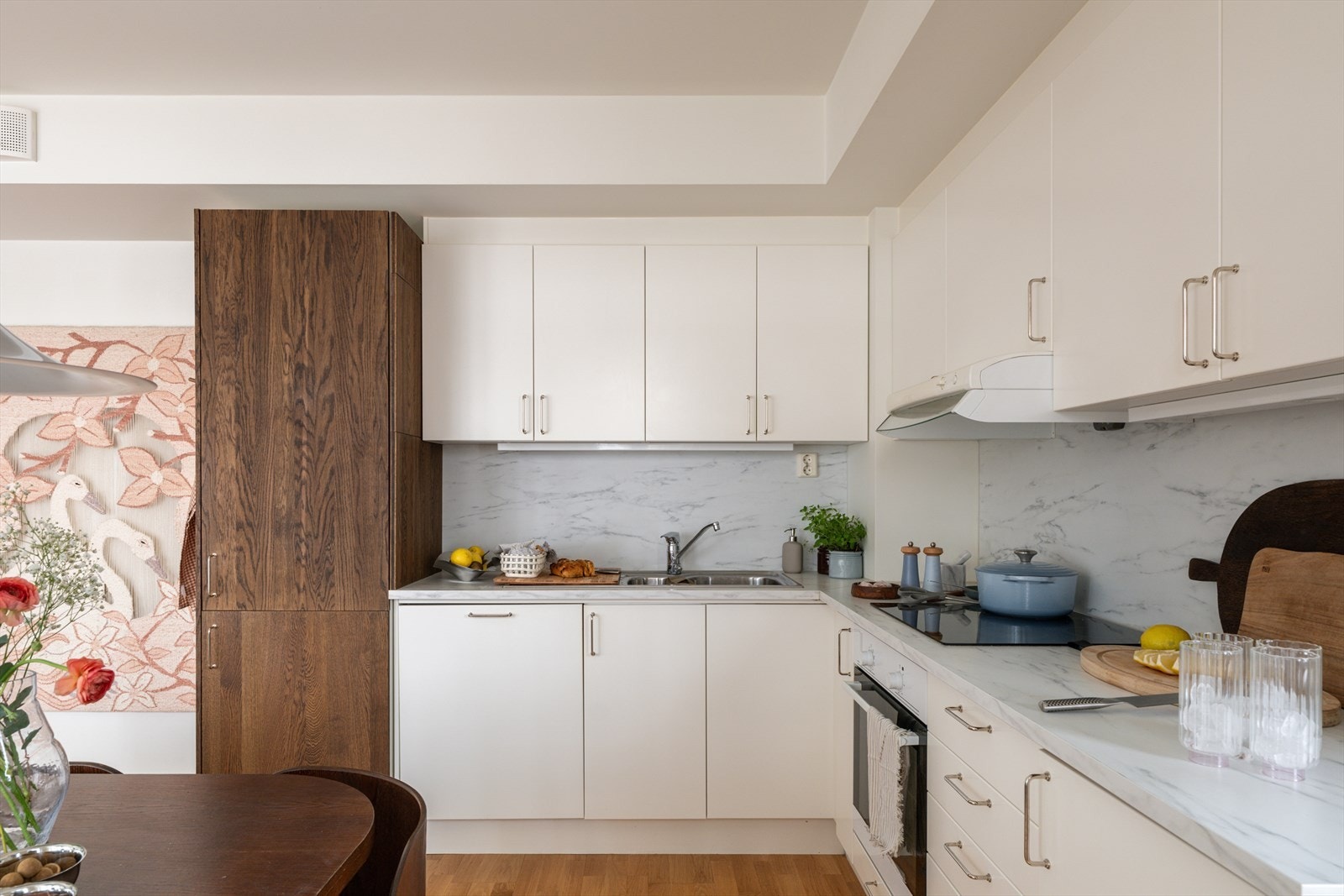 Benkeplaten er i laminat med nedfelt oppvaskkum og ettgreps blandebatteri i krom. Integrert kjøleskap (2025) med heltre eik fra Drømmekjøkken. Galleribilde