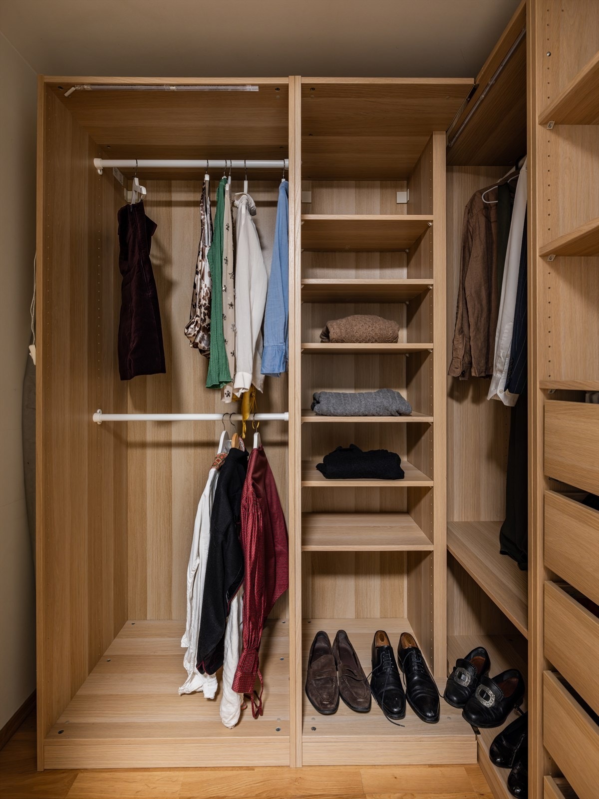 Fra entréen er det adkomst til walk-in-closet med parkett på gulv og malte overflater på vegger og himling Galleribilde