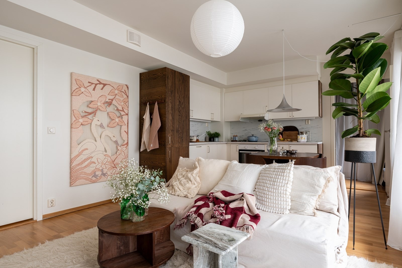 Kjøkkenet har en moderne og tidløs utforming med Ballingslöv kjøkkeninnredning i hvite, glatte fronter. Galleribilde