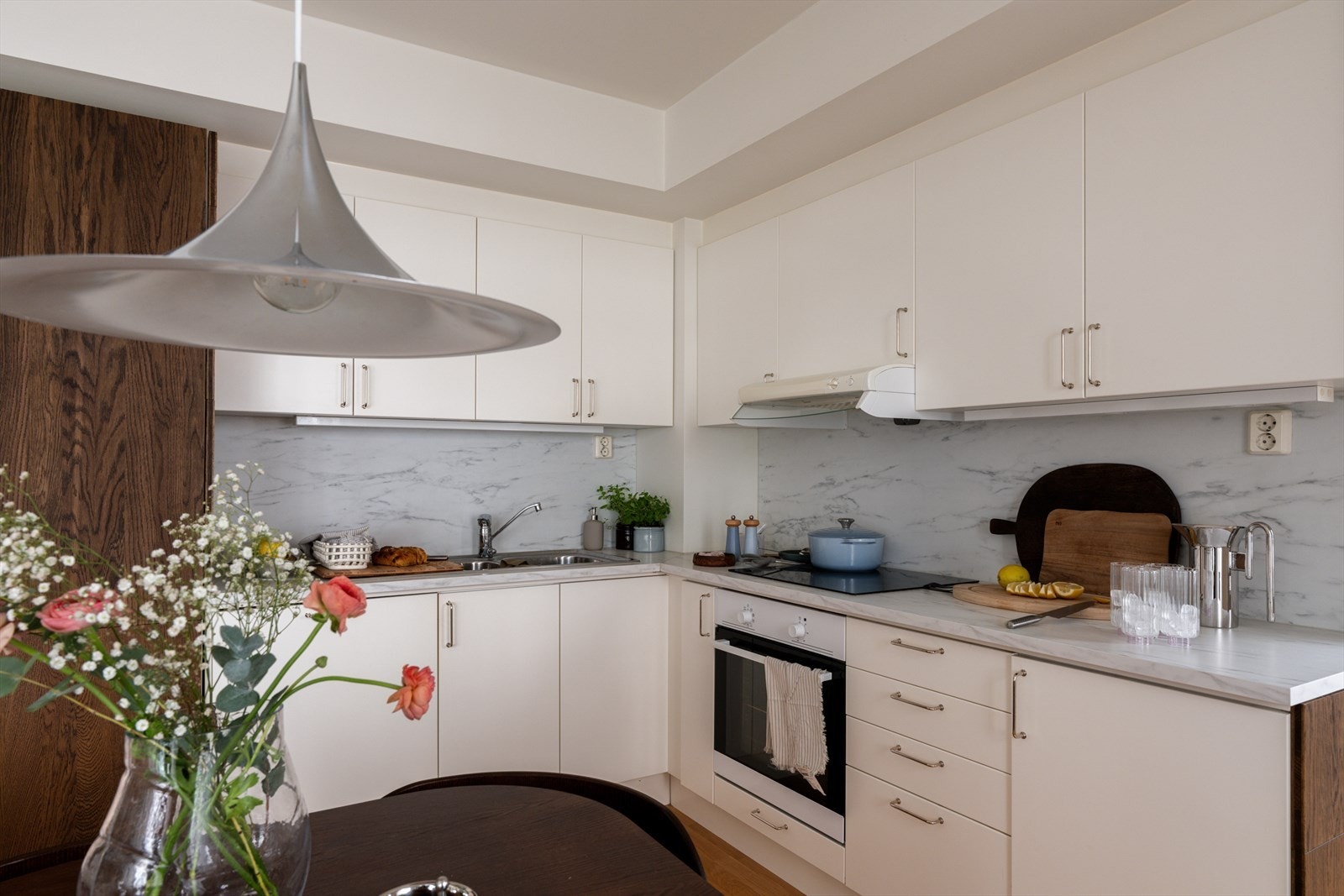 Det er integrerte hvitevarer bestående av induksjonsplatetopp, stekeovn og oppvaskmaskin. Galleribilde