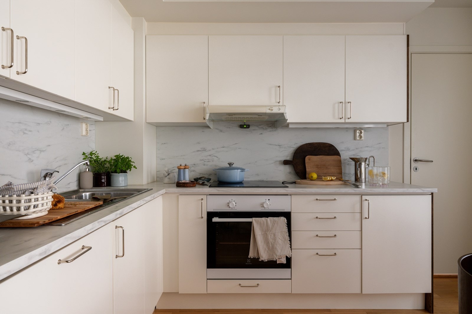 Det er godt med oppbevaringsplass i skuffer og skap, samt mye arbeidsplass på benken. Galleribilde