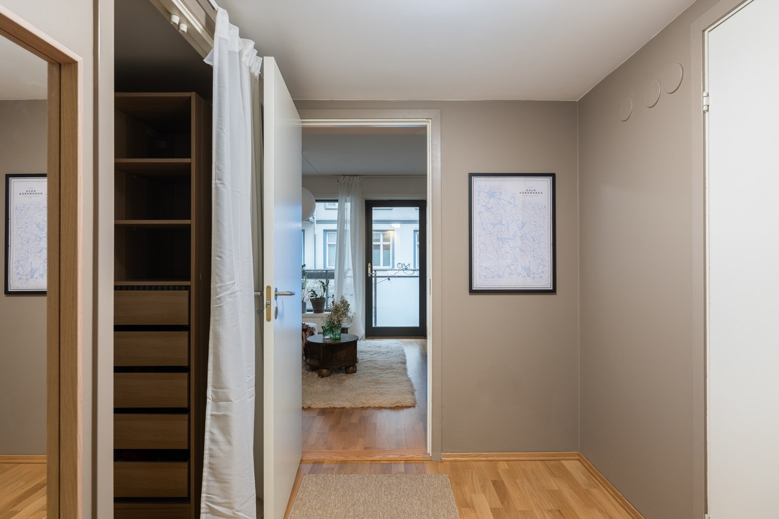 Entréen oppleves lys og innbydende med parkett på gulv samt malte vegger og himling. Her er det installert callinganlegg. Galleribilde