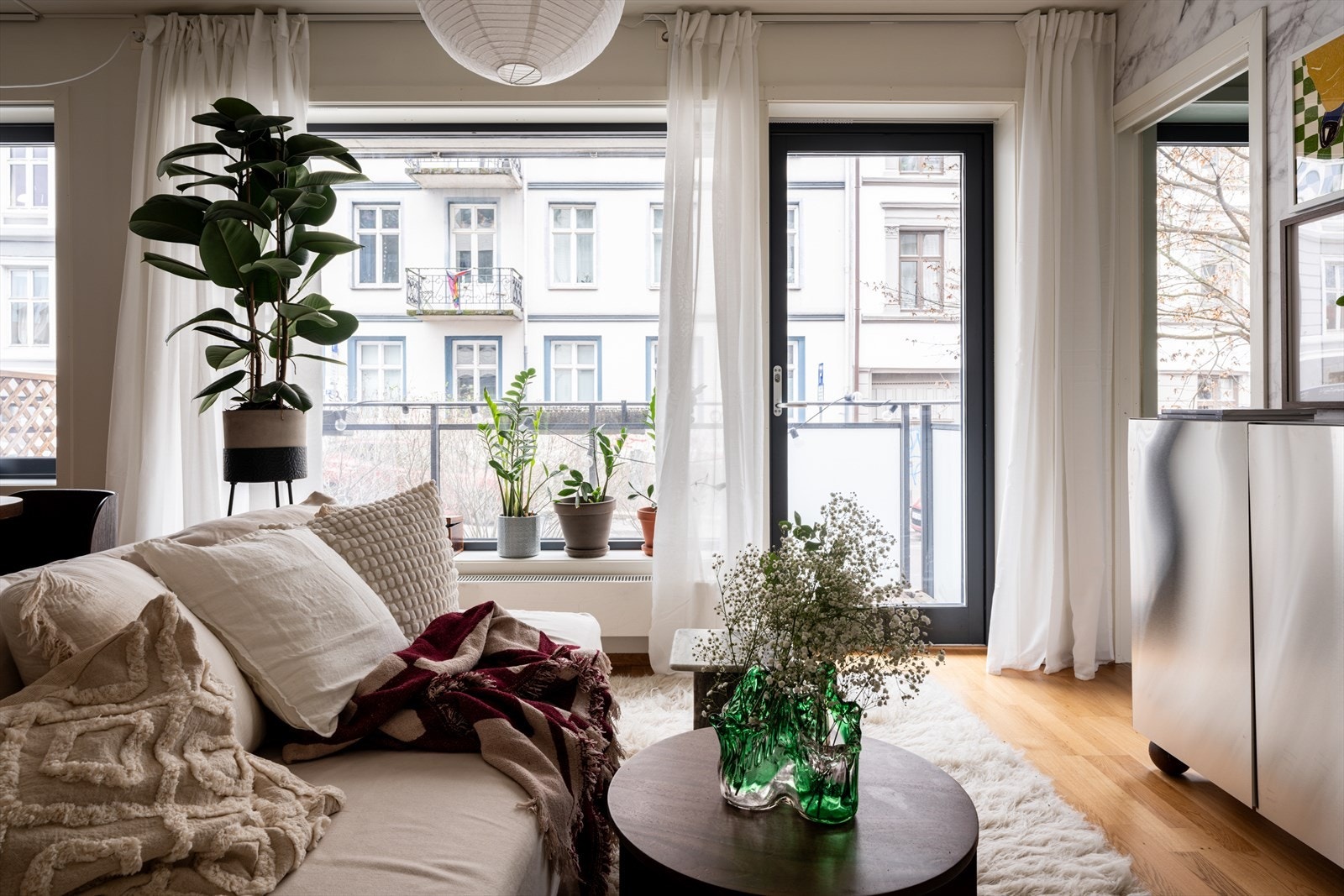 Store vindusflater som slipper inn godt med naturlig lys. Galleribilde