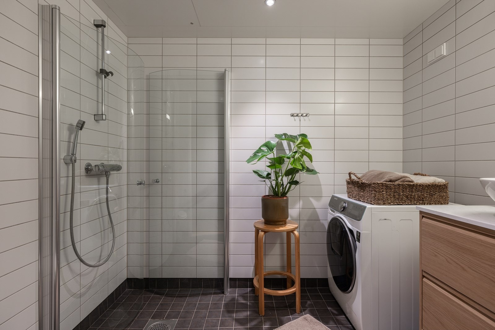 Det er tilrettelagt for vaskemaskin og tørketrommel, og rørfordelerskap er plassert i himling. Galleribilde