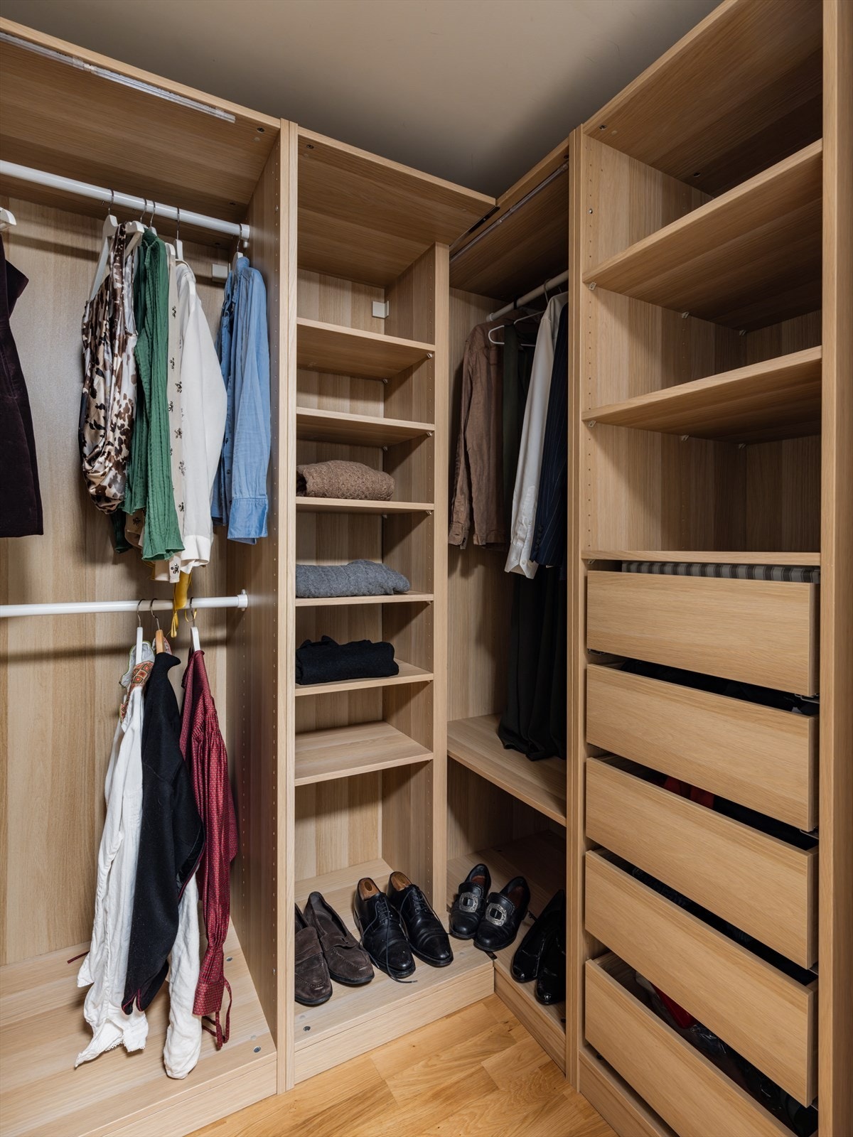 Walk-in-closetet har en praktisk, åpen garderobeløsning med god oppbevaringsplass. Galleribilde