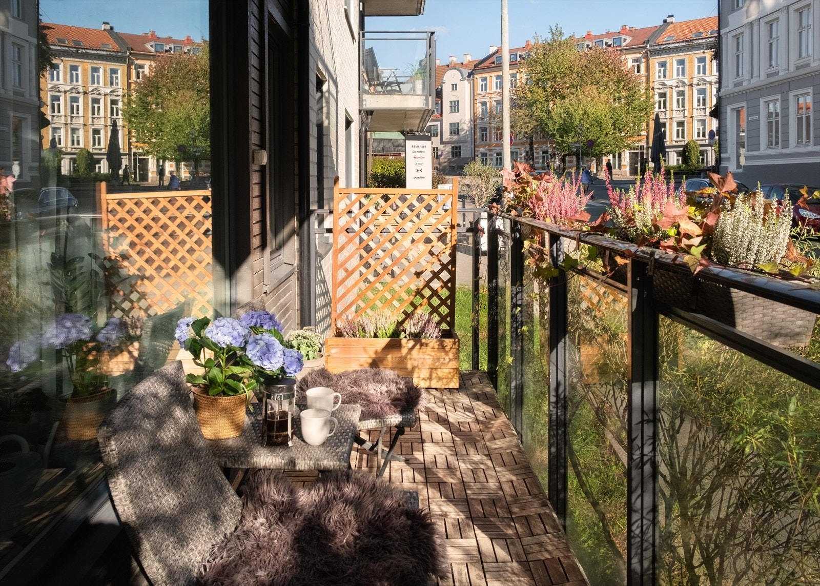 Fra stuen er det utgang til en syd-østvendt, overbygd balkong på ca. 6 kvm. Galleribilde