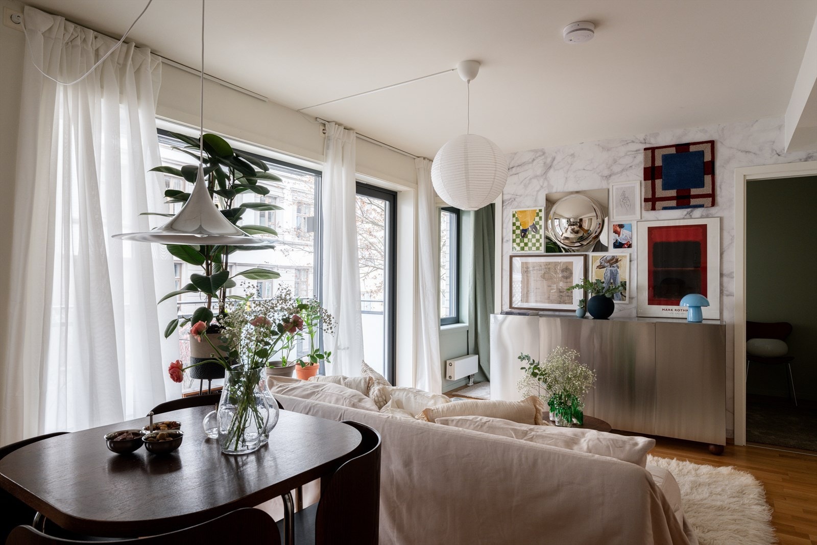 Rommets utforming legger naturlig til rette for både sofagruppe og spiseplass. Galleribilde