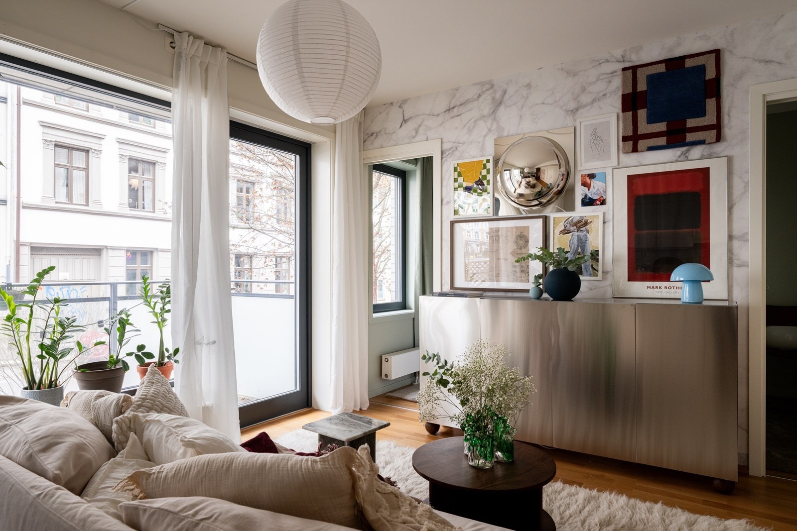 Vegg- og takoverflater er holdt i lyse og tidsriktige farger. Galleribilde