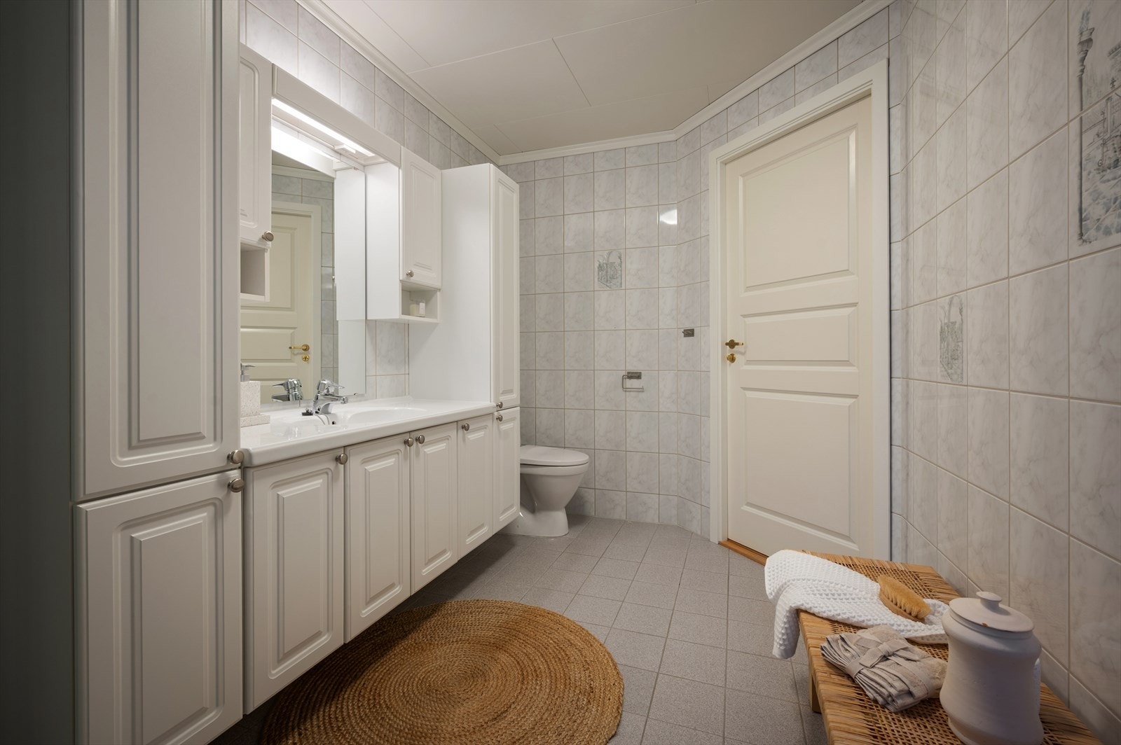 Innredning med servant, klosett, dusjkabinett og mekanisk avtrekk. Galleribilde