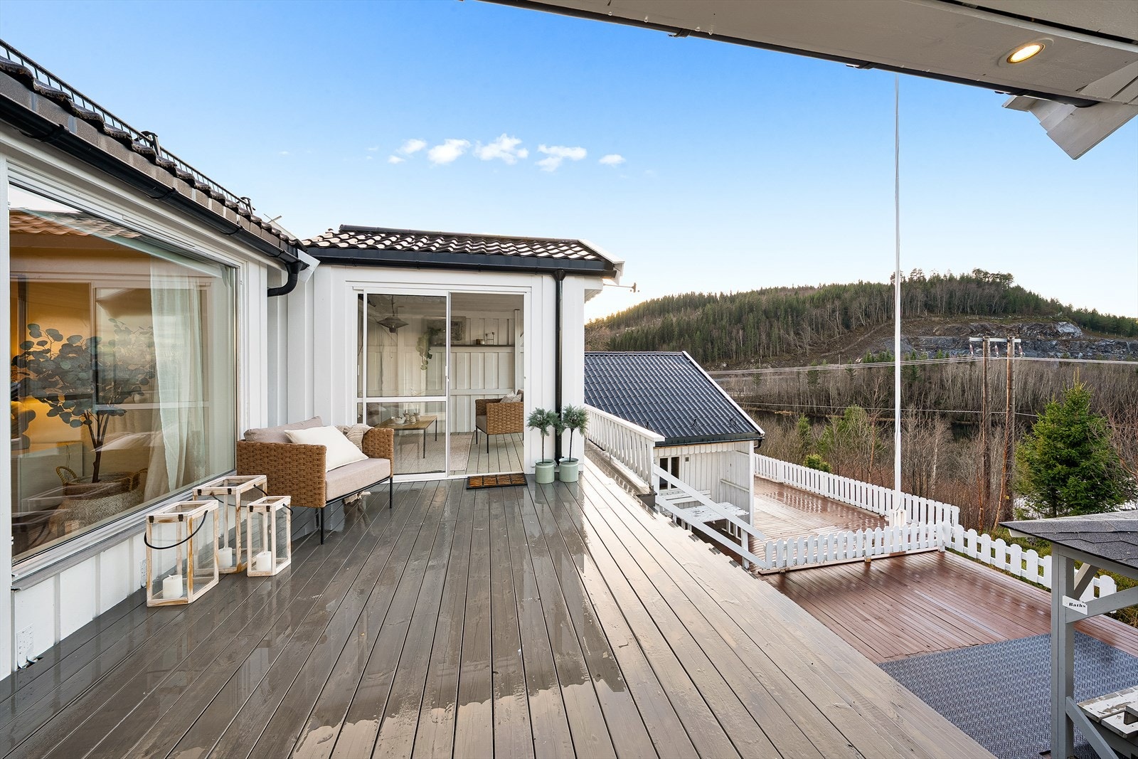 Boligen har også jacuzzi/utendørs boblebad som medfølger handelen. Galleribilde