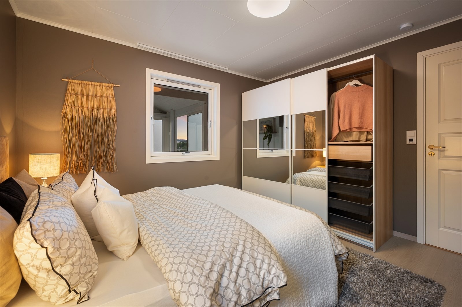 Her er det god plass til dobbeltseng og garderobeskap. Galleribilde