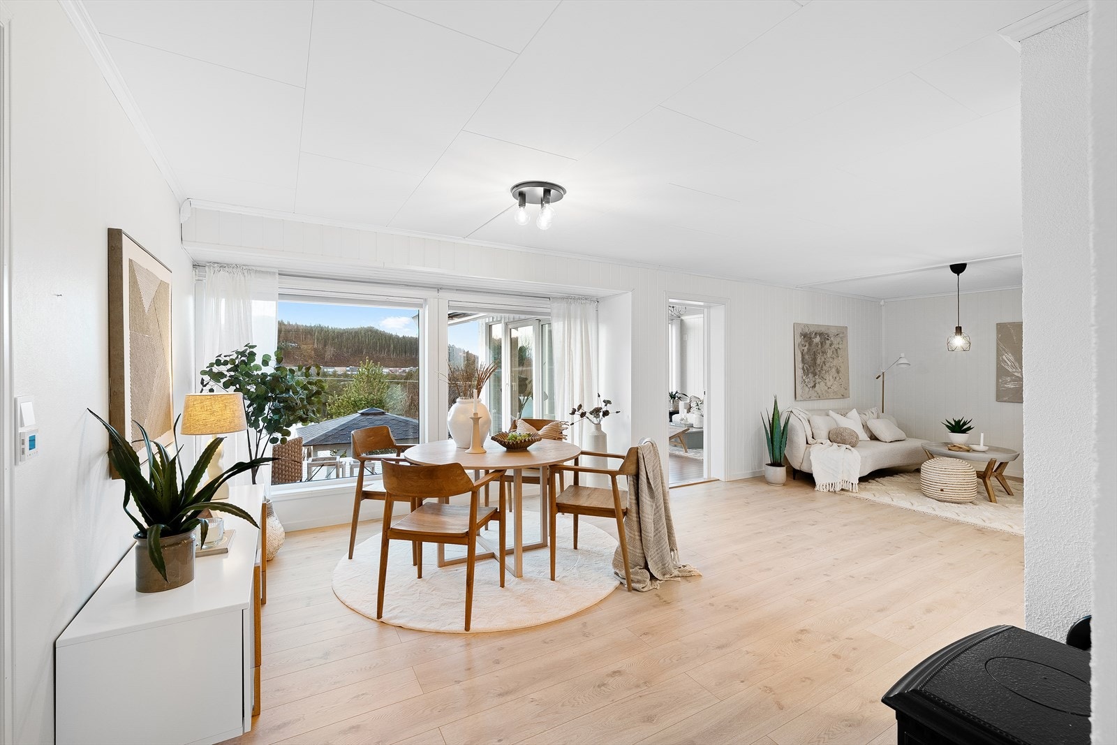 Det er og god plass til spisebord, hvor man nyte den flotte utsikten. Galleribilde