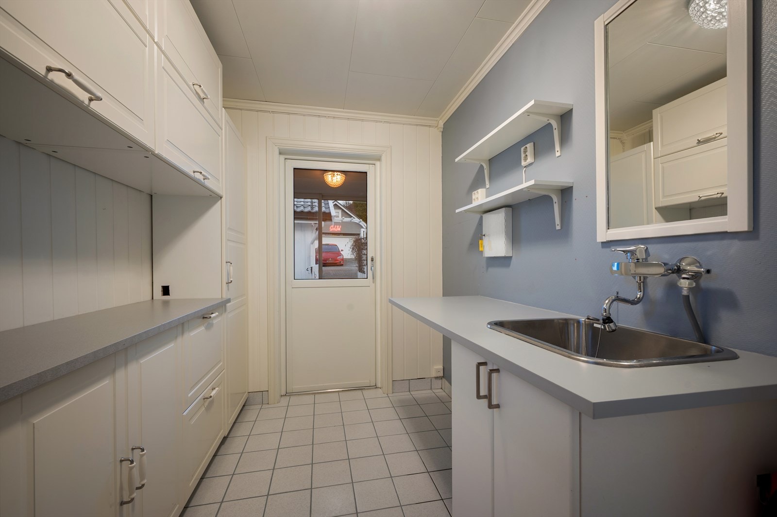 Stort vaskerom på 6,7 kvm. Her også med behagelig gulvvarme. Galleribilde