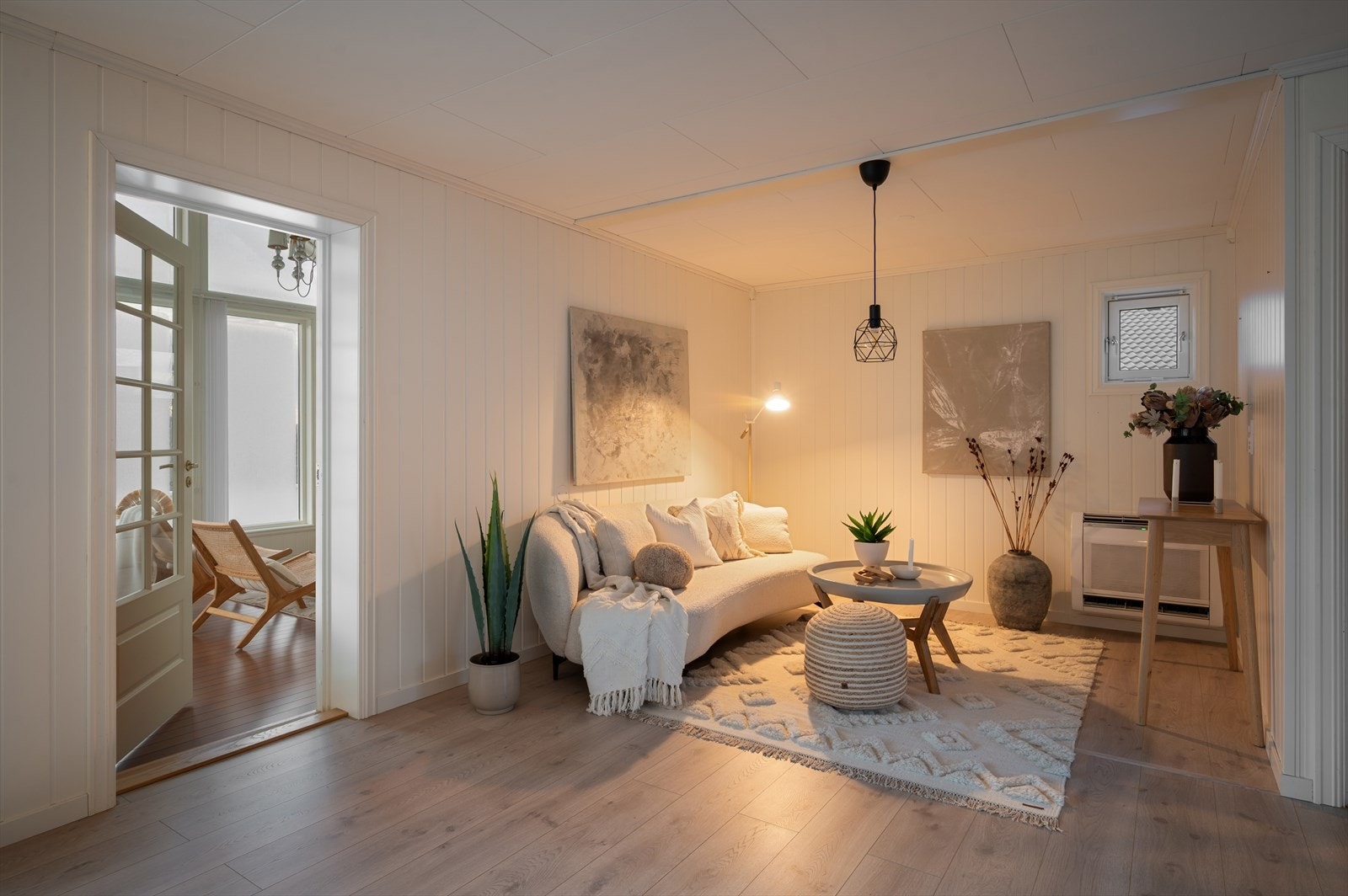 Fra vinterhagen har man direkte adkomst inn til stua. Galleribilde