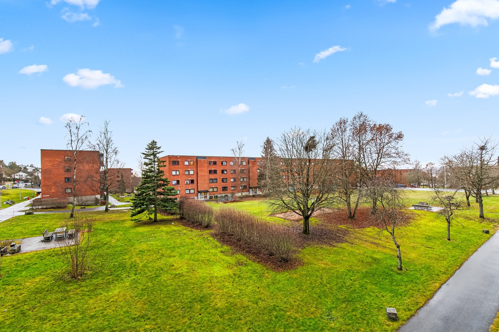 Oversiktlig og pent opparbeidet fellesområde rundt bebyggelsen. Galleribilde