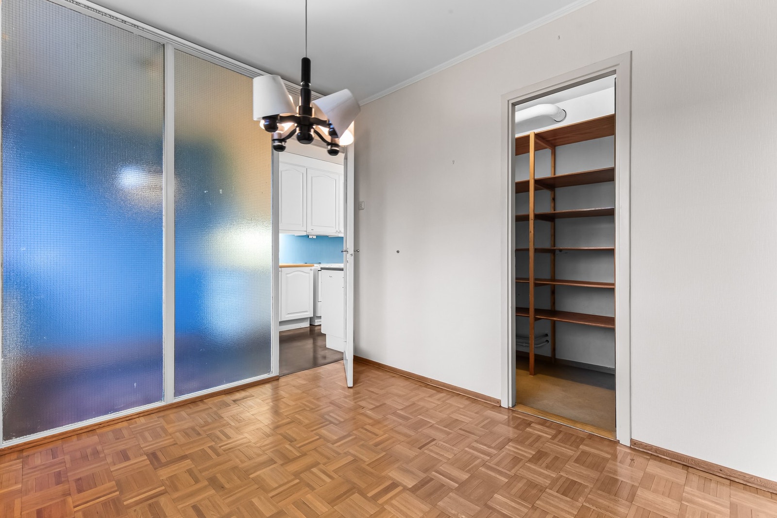 Spisestue med nærhet til både kjøkken og stue. Galleribilde