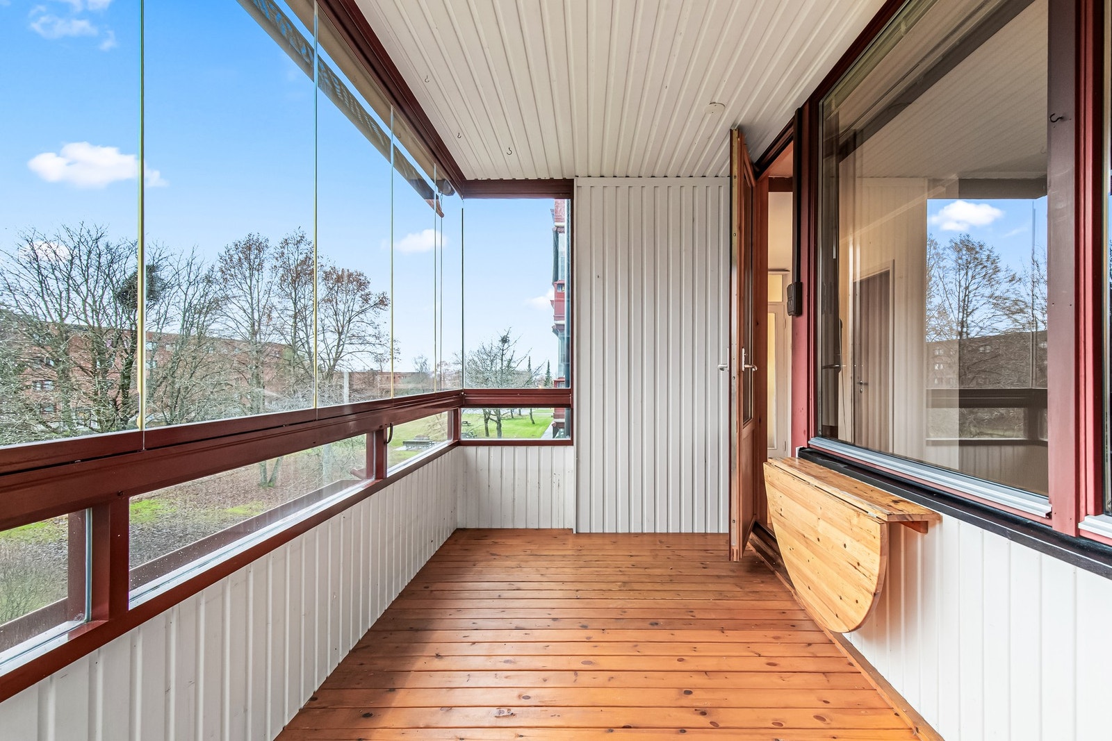 Romslig innglasset balkong med sydvestvendt beliggenhet. Galleribilde