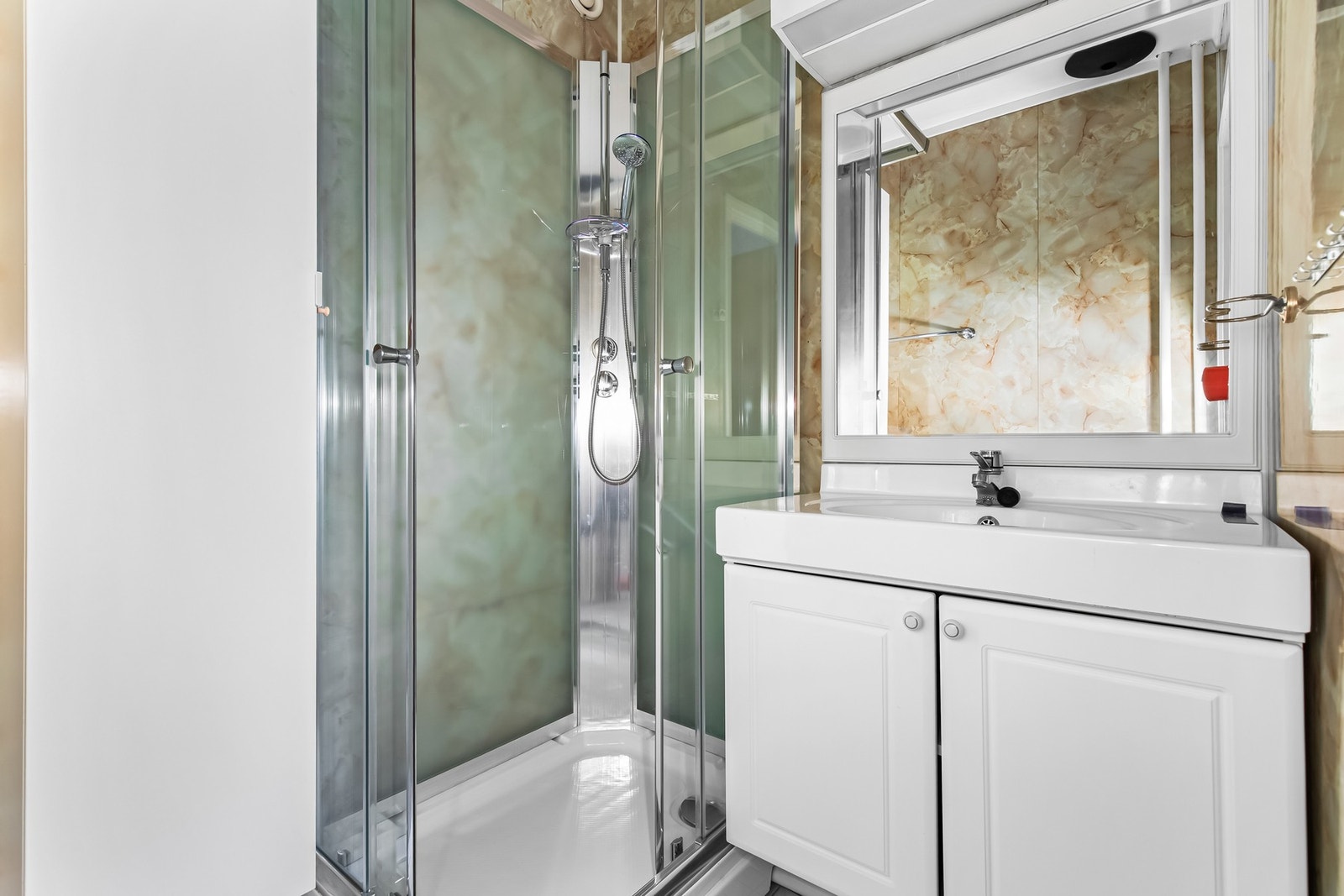 Bad med dusjkabinett og servantinnredning. Galleribilde