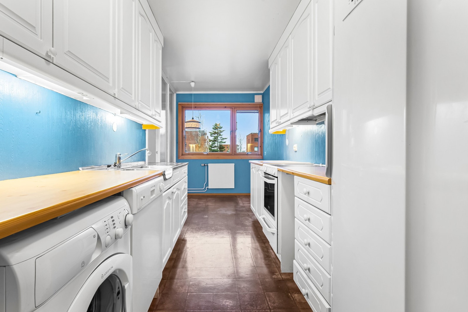 Funksjonell kjøkkenløsning med god oppbevaring. Galleribilde