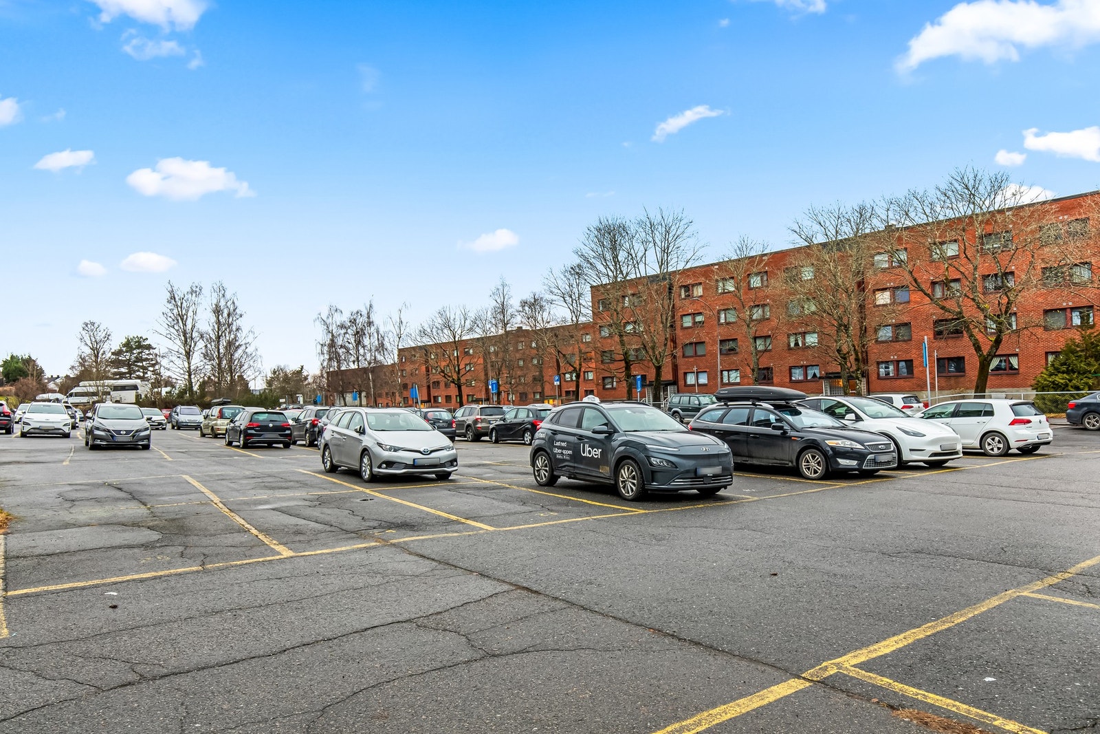 Parkering rett i nærheten av boligen. Med fast biloppstillingsplass som følger leiligheten. Galleribilde