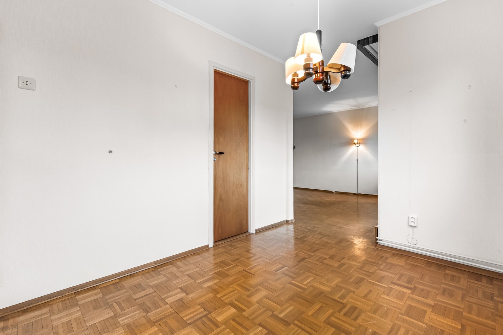 Praktisk sone som binder oppholdsrommene sammen. God plass til spisebord med tilknytning til kjøkkenet. Galleribilde