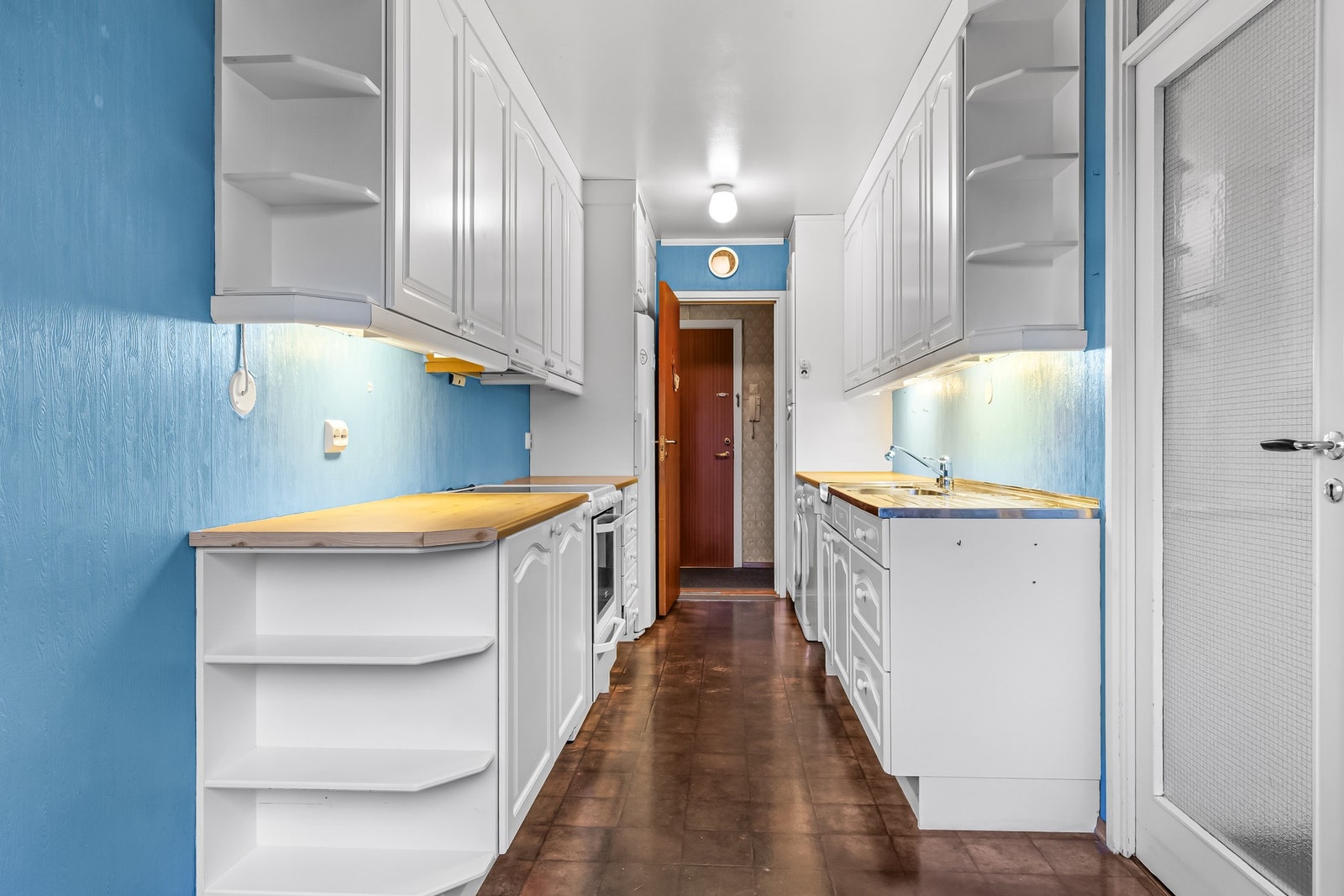 Romslig kjøkken med god benke- og skapplass. Galleribilde