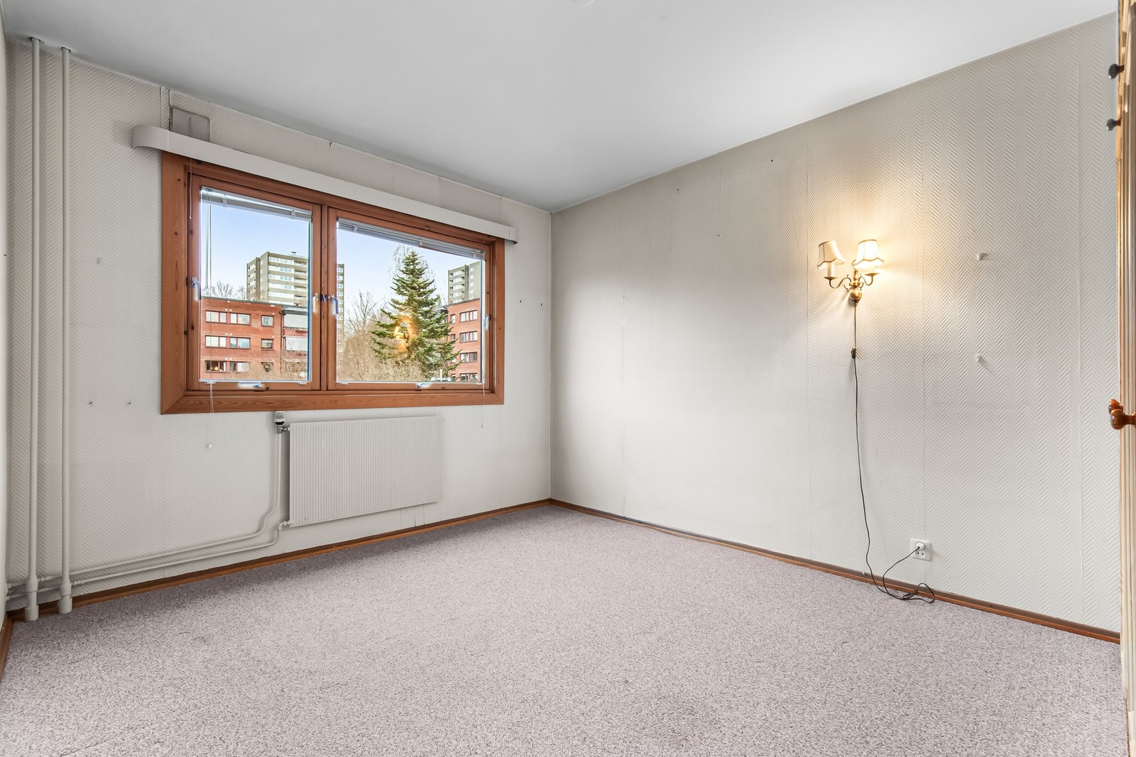 Romslig hovedsoverom med plassbygd garderobe. Vindu gir fint med lysinnslipp. Galleribilde