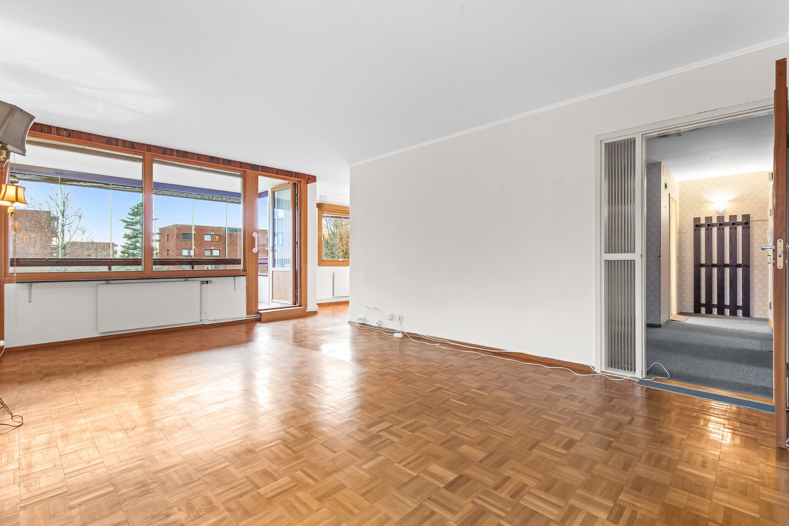 Stuen har en åpen og luftig romfølelse. Naturlig lysinnslipp bidrar til en trivelig atmosfære. Galleribilde