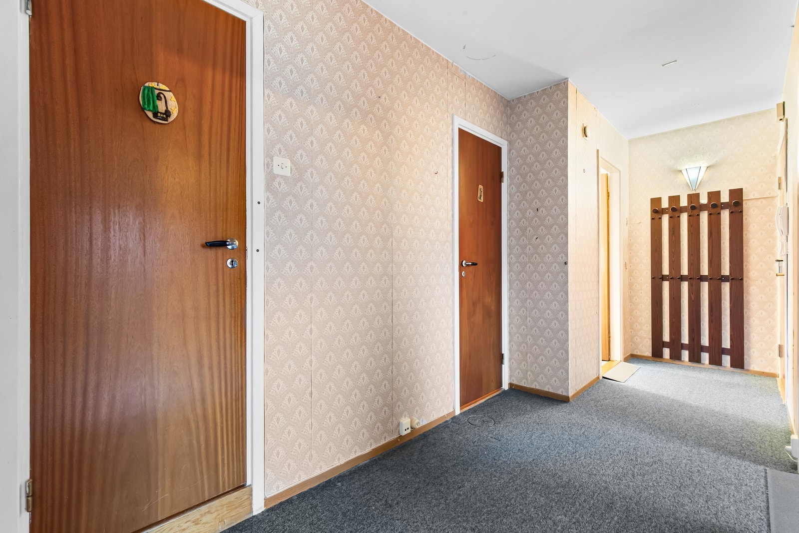 Oversiktlig inngangsparti med adkomst til alle rom. Galleribilde