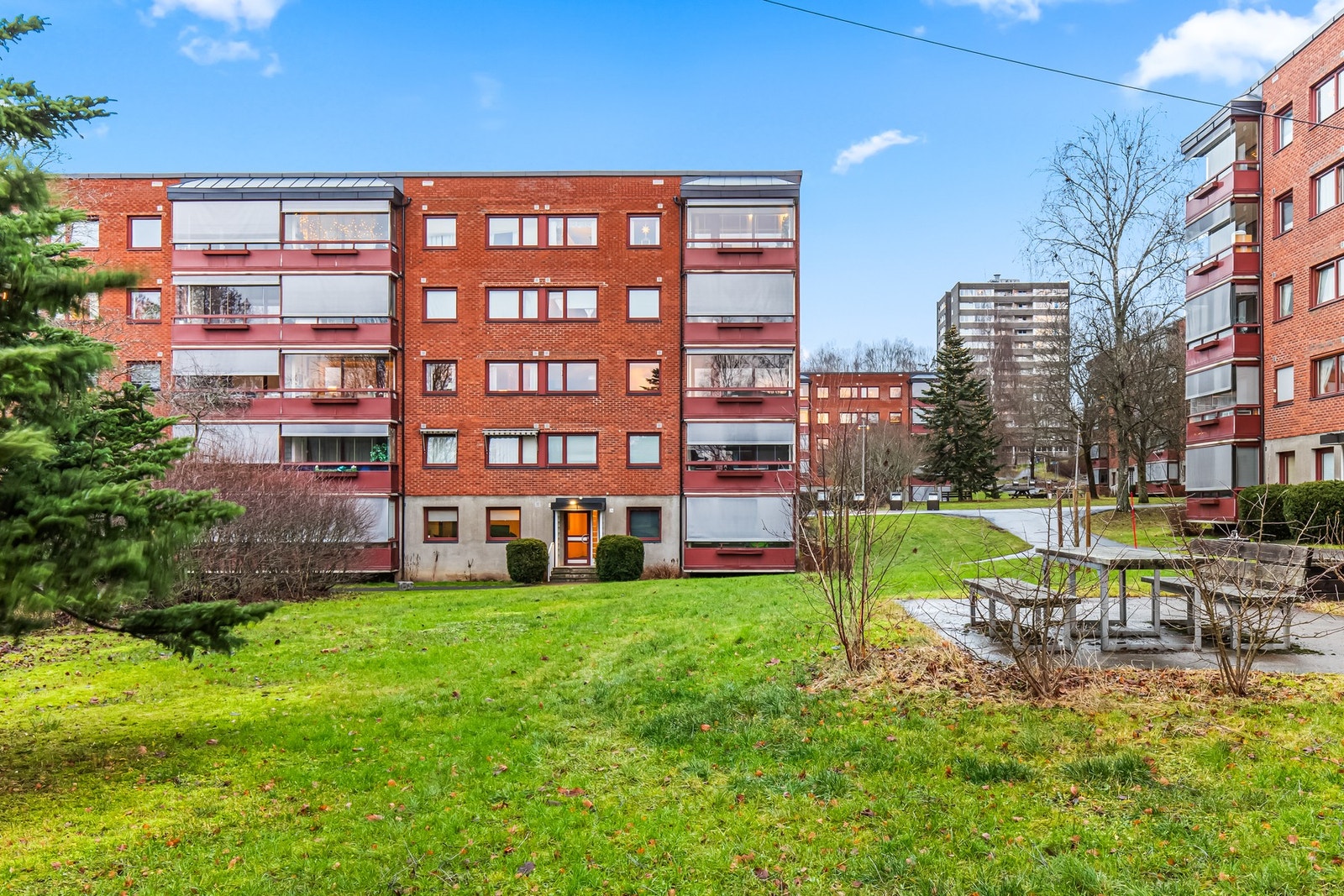 Fasaden er forblendet med tegl og gir et solid og tidløst uttrykk. Galleribilde