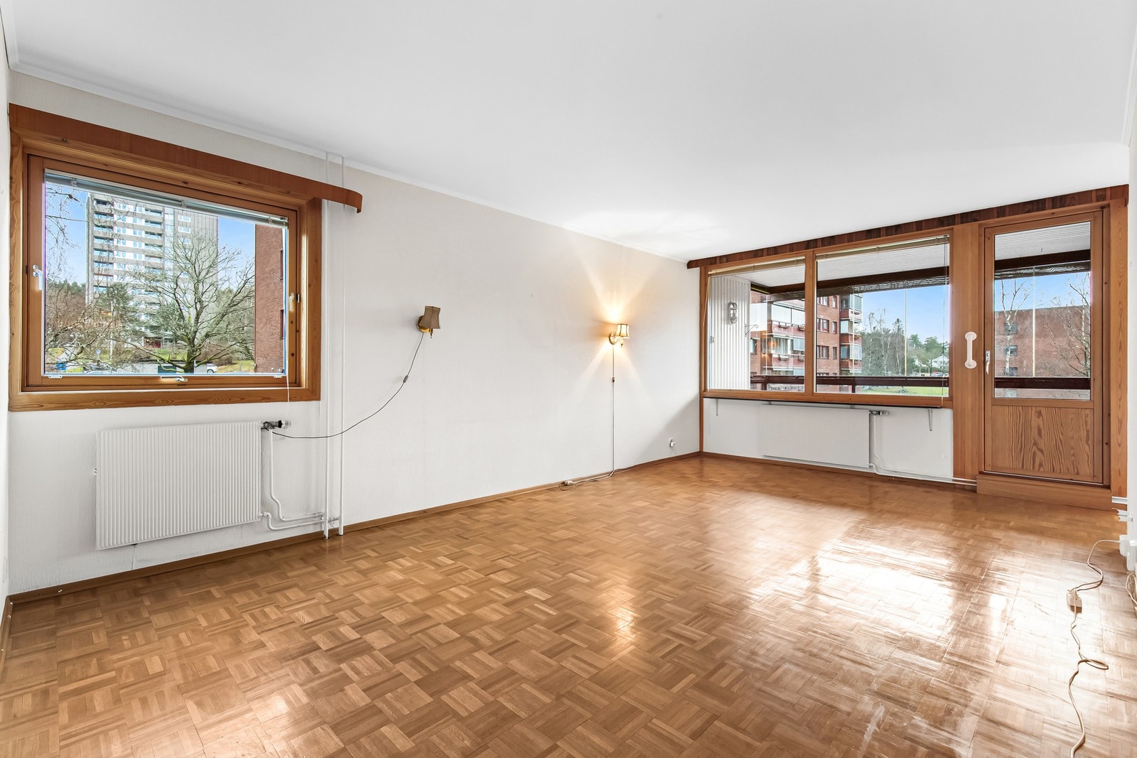 Romslig stue med god plass til både sofa- og spisegruppe. Galleribilde